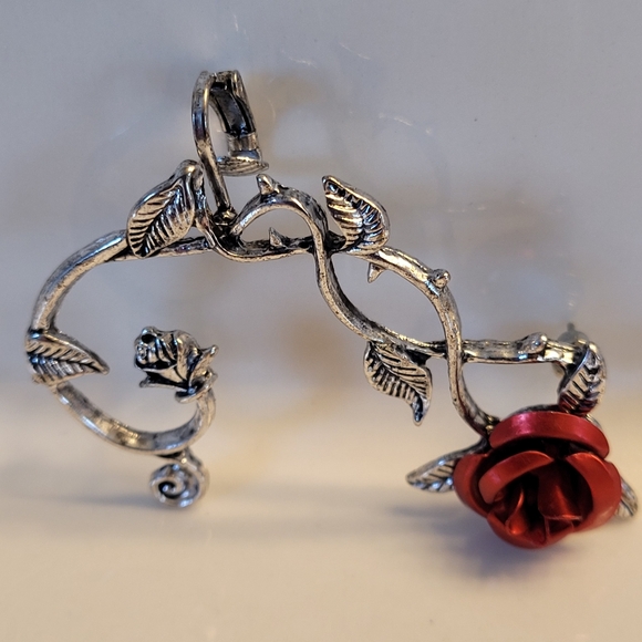 HOT TOPIC BLACKHEART Brand Silver-tone Red Rose Ear Cuff - Picture 12 of 16